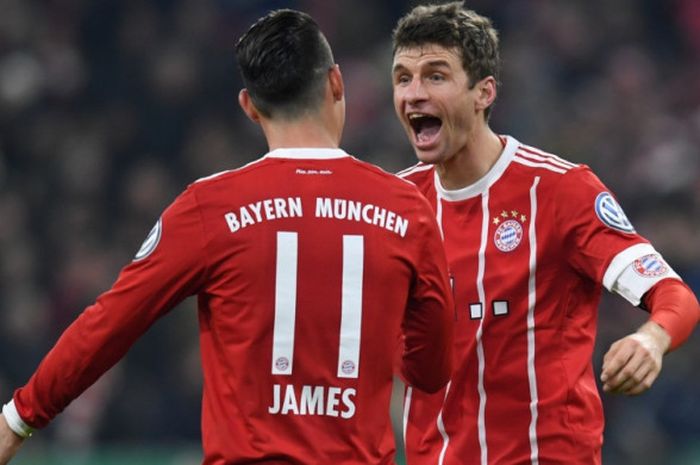 Thomas Mueller (kanan) merayakan gol ke gawang  Dortmund bersama James Rodriguez dalam partai Piala Jerman di Allianz Arena, 20 Desember 2017.