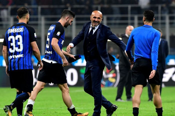 Pelatih Inter Milan, Luciano Spalletti (tengah), merayakan kemenangan atas AC Milan dalam laga Liga Italia di Stadion Giuseppe Meazza, Milan, pada 15 Oktober 2017.