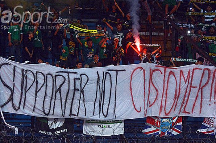 Suporter tribun Utara atau Bonek Green Nord 27 (GN27) membentang spanduk protes atas kenaikan harga tiket Persebaya saat laga Blessing Game di Gelora Bung Tomo Surabaya,  Minggu (18/3/2018).