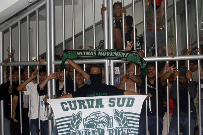 Suporter PSS Sleman Menangis ketika gagal lolos 8 besar