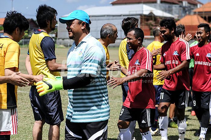 Para pemain Mitra Devata dan Jakarta Japan FC bersalaman sebelum laga persahabatan dalam rangka 60 Tahun Hubungan Indonesia-Jepang di Lapangan Putra Perkanti Jimbaran, Sabtu (12/5/2018)