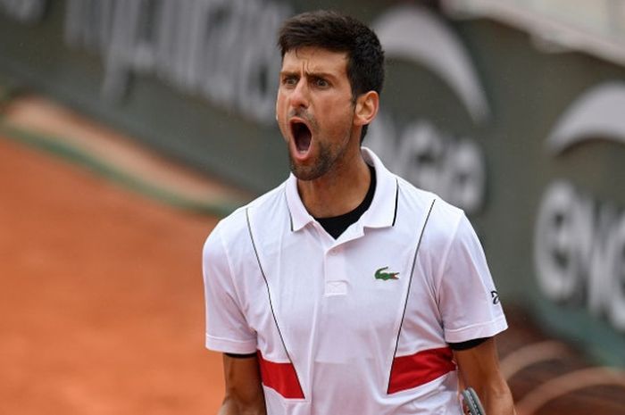 Petenis putra Serbia, Novak Djokovic, bereaksi seteah menang atas Roberto Bautista Agut, dengan skor 6-4, 6-7(6), 7-6 (4), 6-2, Jumat (1/6/2018).