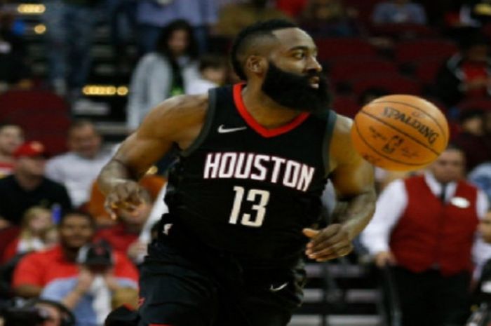 Pemain Houston Rockets, James Harden, saat tampil melawan New York Knicks dalam laga lanjutan NBA musim 2017/18 yang digelar Sabtu (25/11/2017) waktu Amerika Serikat.