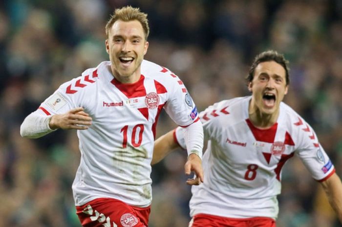 Gelandang Denmark, Christian Eriksen (kiri), merayakan gol yang dia cetak ke gawang Republik Irlandia dalam laga leg kedua play off Kualifikasi Piala Dunia 2018 Zona Eropa di Stadion Aviva, Dublin, Irlandia, pada 14 November 2017.