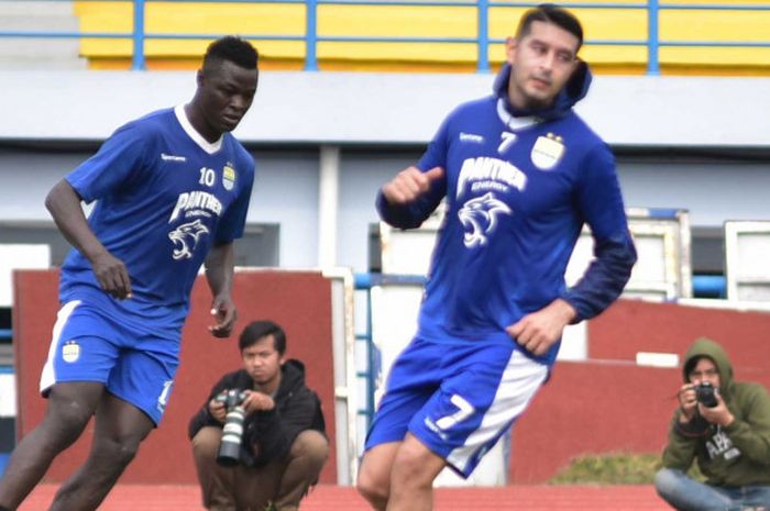 Esteban Vizcarra (Kanan) dan Ezechiel Ndouassel (Kiri) Terlihat dalam Sesi Latihan Persib Bandung di Stadion Sport Jabar, Arcamanik, Kota Bandung, Jawa Barat pada Sabtu (19/1/2019)