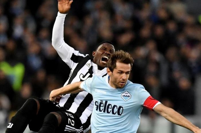 Aksi kapten Lazio Senad Lulic (bawah) berduel dengan Kwadwo Asamoah pada partai Liga Italia Lazio melawan Juventus di Stadion Olimpico, Roma, 3 Maret 2018.