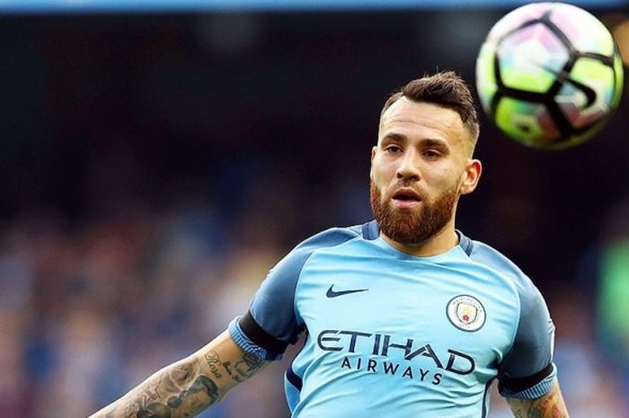 Aksi bek tengah Manchester City, Nicolas Otamendi,  saat melakoni laga lanjutan Premier League 2016-2017 melawan Everton di Stadion Etihad, Manchester, pada 15 Oktober 2016.