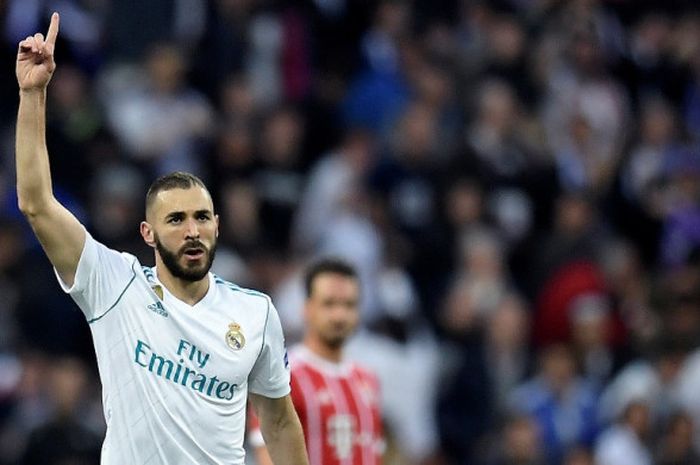  Penyerang Real Madrid, Karim Benzema, merayakan gol yang dicetak ke gawang Bayern Muenchen dalam laga leg kedua semifinal Liga Champions di Stadion Santiago Bernabeu, Madrid, Spanyol pada 1 Mei 2018. 