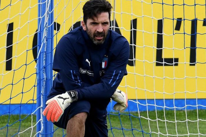 Buffon latihan bersama skuat Italia