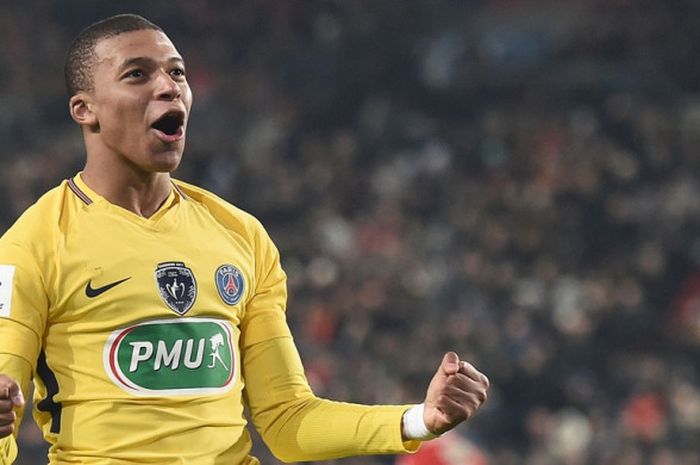 Striker Paris Saint-Germain, Kylian Mbappe, merayakan gol yang dia cetak ke gawang Rennes dalam laga Coupe de France di Stadion Roazhon Park, Rennes, Prancis, pada 7 Januari 2018.