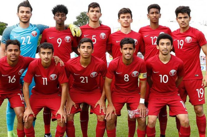 Para pemain timnas U-20 Qatar jelang laga kontra timnas U-20 Meksiko pada laga perdana Grup A fase penyisihan Toulon Tournament 2018 di Stade de Lattre-de-Tassigny, Aubagne, 26 Mei 2018. 