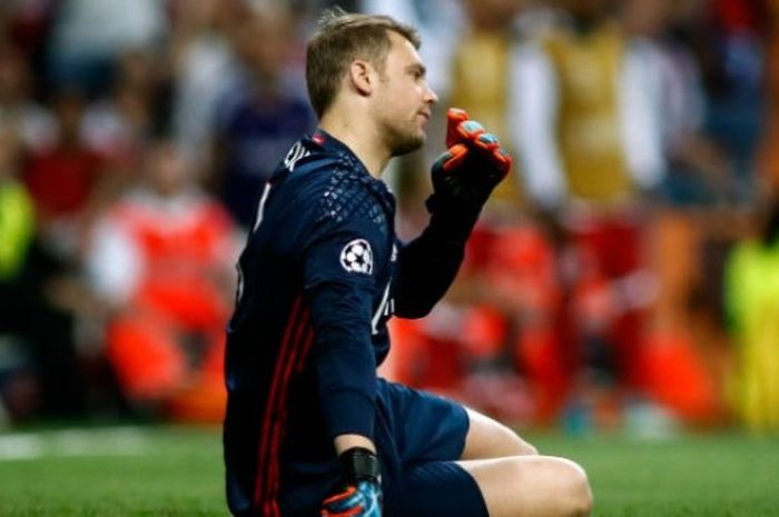 Ekspresi kiper FC Bayern Muenchen, Manuel Neuer, saat bertanding pada laga perempat final Liga Champions kontra Real Madrid di Santiago Bernabeu, Selasa (18/4/2017). 