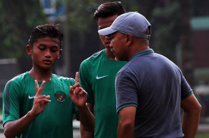 Pelatih Indonesia U-15, Fakhri Husaini (kanan), saat berdiskusi dengan anak asuhnya di Lapangan Atang Sutresna, Komplek Kopassus, Cijantung, Jakarta Timur, Selasa (16/5/2017).