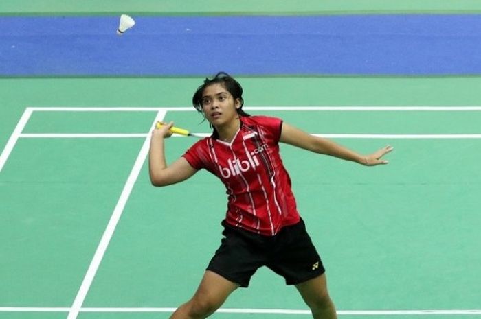 Pebulu tangkis tunggal putri Indonesia, Gregoria Mariska, sedang berusaha mengembalikan kok ketika tampil pada laga semifinal Kejuaraan Junior Asia yang berlangsung di CPB Badminton Training Center, Bangkok, Sabtu (16/7/2016). 