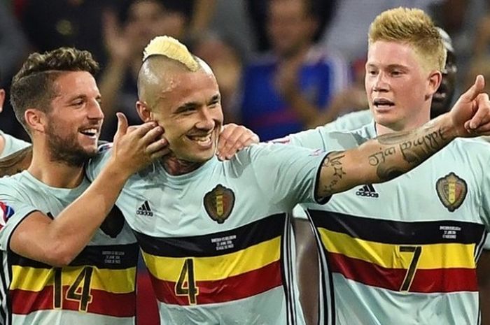  Gelandang Belgia, Radja Nainggolan (tengah), merayakan gol ke gawang Swedia bersama rekan-rekannya, di Allianz Riviera, Nice, pada Selasa (22/6/2016) waktu setempat. 