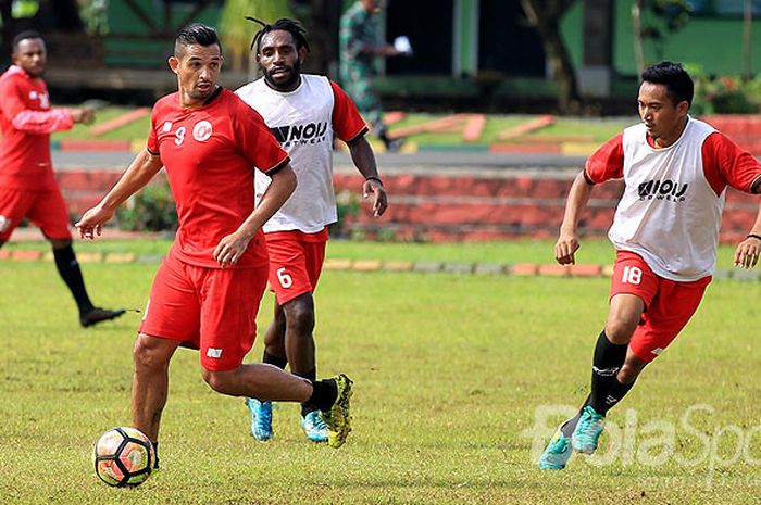 Aksi striker Perseru Serui, Silvio Escobar (kiri), saat mengikuti pemusatan latihan sebagai persiapan jelang Liga 1 2018 di Lapangan Yonkes Karangploso Kabupaten Malang, Jawa Timur, Jumat (09/02/2018) pagi.