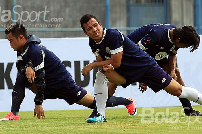 Gelandang Persela Lamongan, Guntur Triaji (depan), mengikuti latihan sebagai persiapan mengikuti ajang Suramadu Super Cup 2018 di Stadion Gelora Bangkalan, Jawa Timur, Minggu (07/01/2018) pagi.