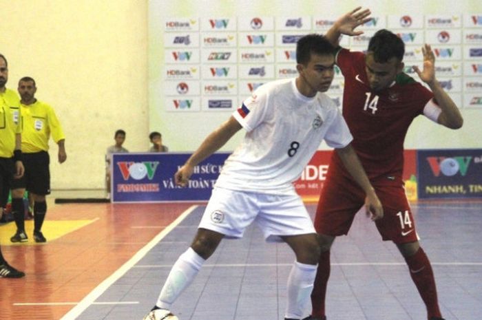 Kapten Timnas Futsal Indonesia, Randy Satria (14), coba merebut bola dari kaki pemain Filipina dalam laga perdana penyisihan Grup A Piala Futsal AFF 2017, Kamis (26/10/2017)