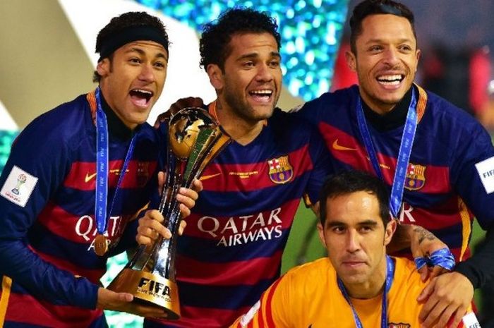 Pemain Barcelona, Neymar, Dani Alves, Adriano, dan kiper Claudio Bravo, merayakan kemenangan Barcelona di Piala Dunia Antarklub pada 20 Desember 2015.