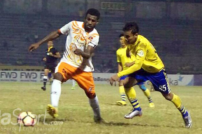 Pemain Persegres, Qomarrudin (kanan) berusaha lepas dari kawalan pemain Perseru pada laga di stadion Petrokimia Gresik, Rabu (18/10/2017).