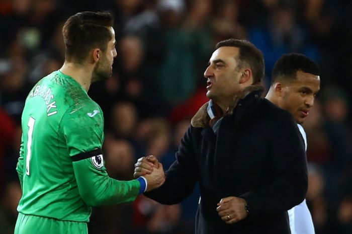 Pelatih Swansea City, Carlos Carvalhal (kanan), bersalaman dengan kiper timnya, Lukasz Fabianski, seusai laga Liga Inggris kontra Liverpool FC di Stadion Liberty, Swansea, pada 22 Januari 2018.