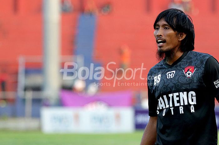 Asisten Pelatih Kalteng Putra, Budi Sudarsono, memberikan instruksi kepada tim asuhanya saat melawan Persik Kediri dalam lanjutan Liga 2 di Stadion Brawijaya Kediri, Jawa Timur, Selasa (29/08/2017) sore.