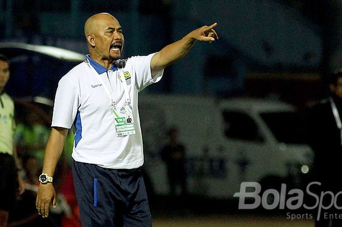 Pelatih caretaker Persib Bandung, Herrie Setyawan, memberikan instruksi kepada pemainnya saat tampil melawan Arema FC dalam laga pekan ke-19 Liga 1 di Stadion Kanjuruhan Malang, Jawa Timur, Sabtu (12/08/2017) malam.