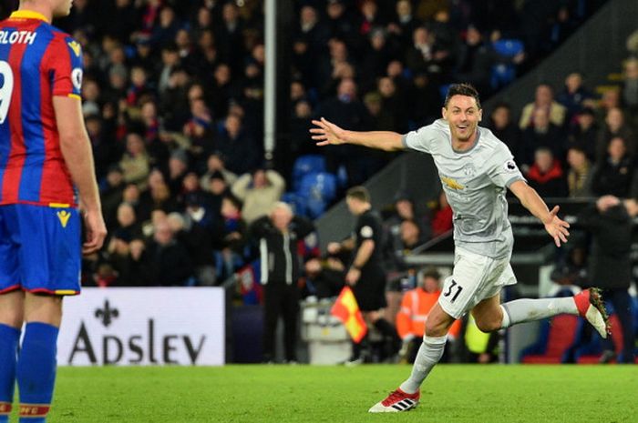 Selebrasi gelandang Manchester United, Nemanja Matic (kanan), seusai mencetak gol kemenangan timnya ke gawang Crystal Palace dalam laga Liga Inggris 2017-2018 di Stadion Selhurst Park, London, Inggris, pada Senin (5/3/2018). 