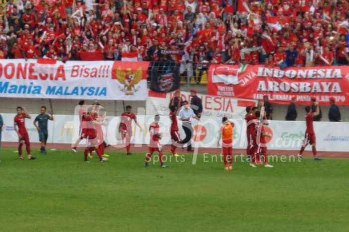 Para pemain timnas Indonesia berterima kasih kepada suporter seusai memenangi medali perunggu dengan mengalahkan Myanmar di Stadion Selayang, Selasa (29/8/2017). 