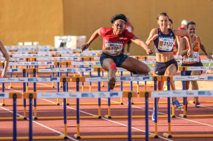 Pelari gawang putri Indonesia, Dedeh Erawati, mengungguli para pesaingnya di nomor lari gawang 100 m.