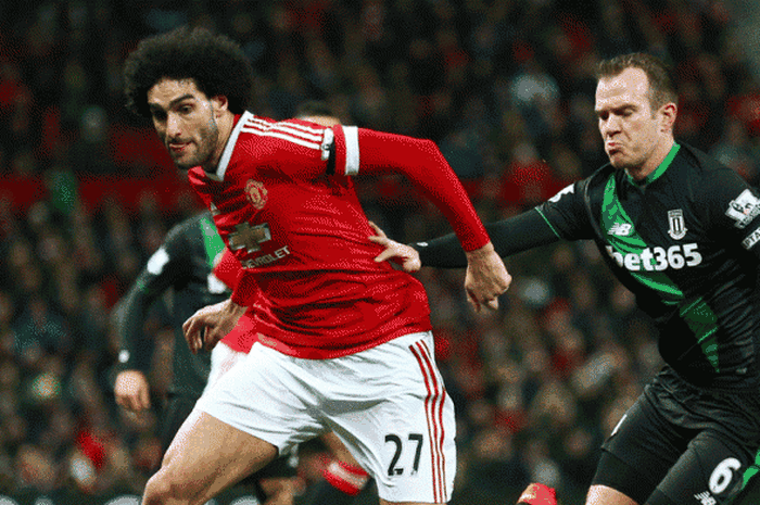  Marouane Fellaini dari Manchester United dan Glen Whelan dari Stoke City tengah memperebutkan bola saat pertandingan Barclays Premier League antara Manchester United dan Stoke City di Old Trafford, tanggal 2 Februari 2016, Manchester, Inggris.  