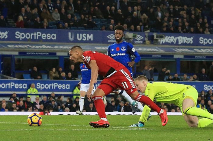 Pemain Watford, Richarlison de Andrade (tengah), melewati kiper Everton, Jordan Pickford, untuk mencetak gol dalam laga Liga Inggris di Stadion Goodison Park, Liverpool, pada 5 November 2017.