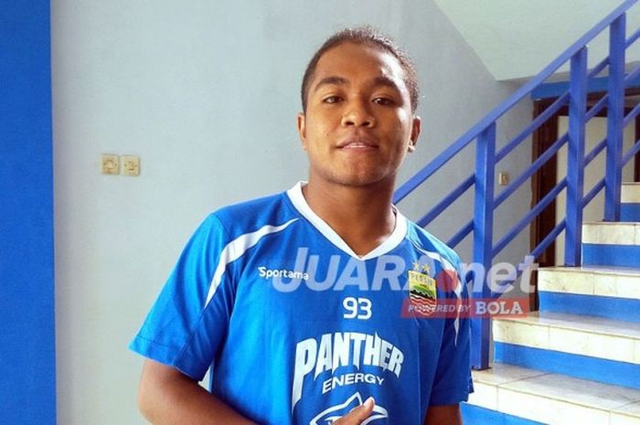 Gelandang sayap Persib Bandung, Fulgensius Billy Paji Keraf, saat mengikuti latihan di Lapangan Lodaya, Kota Bandung, Rabu (12/4/2017).