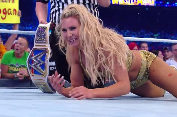 Ekspresi Charlotte usai berhasil mempertahankan sabuk WWE Smackdown Women's Championship miliknya pada ajang WrestleMania 34, Minggu (8/4/2018).