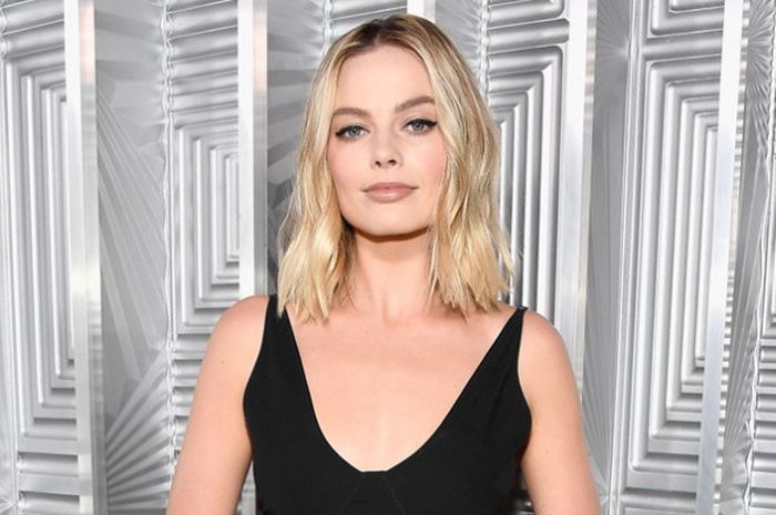 Aktris Hollywood, Margot Robbie, menghadiri acara ELLE's 24th Annual Women in Hollywood Celebration presented by L'Oreal Paris, Real Is Rare, Real Is A Diamond and CALVIN KLEIN di Hotel Four Seasons, Beverly Hills, Los Angeles, California, Senin (16/10/2017).