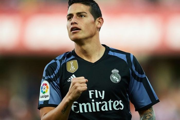 Gelandang Real Madrid, James Rodriguez, melakukan selebrasi seusai menjebol gawang Granada dalam laga di Estadio Nuevo Los Carmenes, Sabtu (6/5/2017)