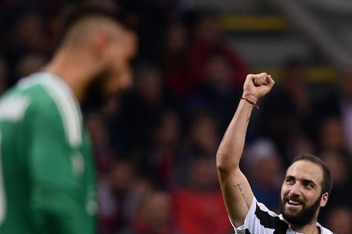 Striker Juventus, Gonzalo Higuain (kanan), merayakan golnya ke gawang AC Milan dalam laga Liga Italia di Stadion San Siro, Milan, pada 28 Oktober 2017.