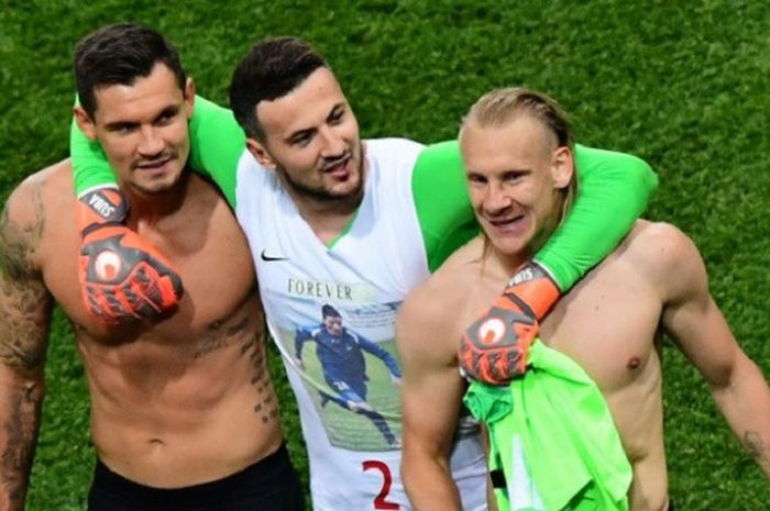 Dejan Lovren, Danijel Subasic, dan Domagoj Vida merayakan kemenangan Kroasia atas Argentina di Nizhny Novgorod, 21 Juni 2018. 