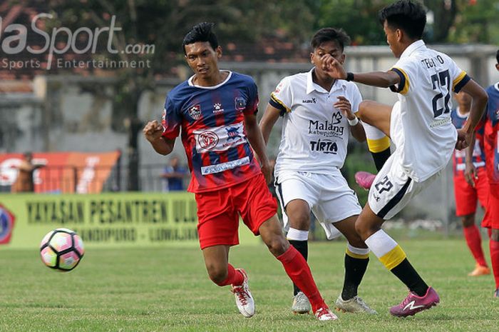 Aksi pemain Persigo Semeru FC, Danu Syah Putra (kiri), saat tampil melawan Persekam Metro FC dalam laga lanjutan Liga 2 di Stadion Semeru Lumajang, Jawa Timur, Minggu (07/07/2017) sore.