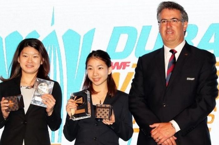 Pasangan ganda putri Jepang, Misaki Matsutomo/Ayaka Takahashi, berpose dengan Deputi Presiden BWF  Gustavo Salazar, seusai menerima trofi pemain terbaik 2016 dari BWF di Hotel Armani, Dubai, Senin (12/12/2016).