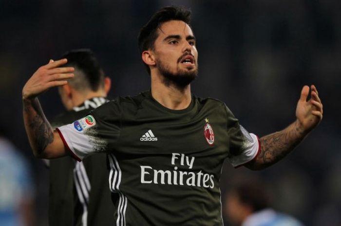 Fernandez Suso melakukan selebrasi setelah mencetak gol penyelamat AC Milan dari kekalahan di partai melawan Lazio di Stadion Olimpico, Senin (13/2/2017) waktu setempat.