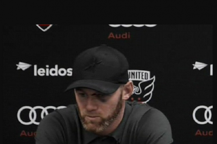 Wayne Rooney mengenakan topi berwarna hitam saat melakukan konfrensi pers dengan media Amerika Serikat pada Selasa (31/7/2018).