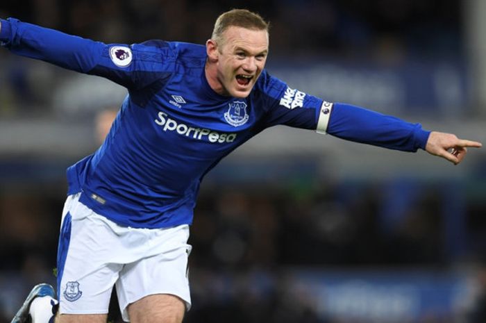 Wayne Rooney melakukan selebrasi setelah mencetak gol ke gawang West Ham United pada laga lanjutan Liga Inggris di Goodison Park, Rabu (29/11/2017) waktu setempat.