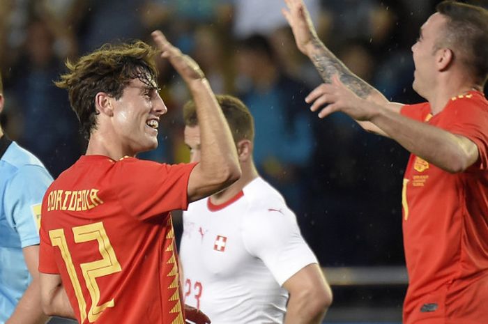 Bek Spanyol, Alvaro Odriozola, melakukan selebrasi seusai menjebol gawang Swiss dalam partai uji coba di Estadio de Ceramica, Minggu (3/6/2018)