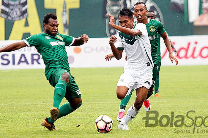 Aksi gelandang Persebaya, Nelson Alom (kiri), saat mengawal ketat pemain PSMS Medan pada laga 8 besar Piala Presiden 2018 di Stadion Manahan, Sabtu (3/2/2018).