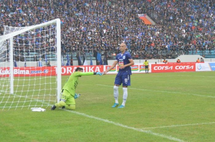 Wawan Hendrawan (kiri) saat memberikan botol minuman kepada Bruno Silva (kanan) pada laga Liga 1 musim 2018 antara PSIS kontra Bali United pada Minggu (1/4/2018).