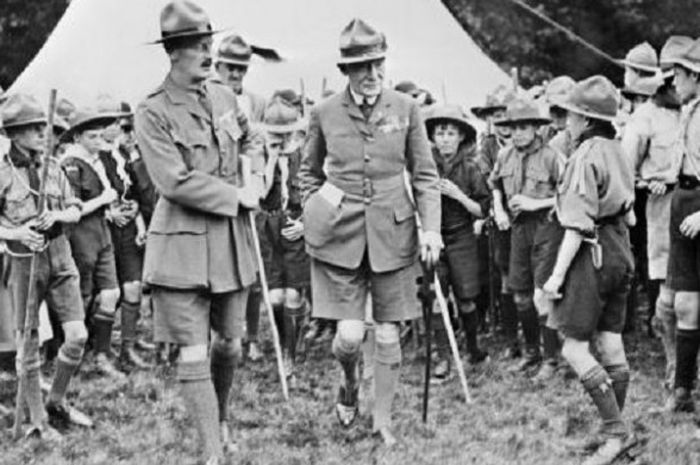 Lord Baden Powell (tengah), Bapak Pramuka Dunia.