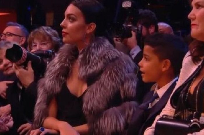  Cristiano Ronaldo Junior diantara Georgina Rodriguez (kiri) dan Maria Dolores dos Santos 