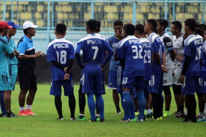 Pelatih PSCS Cilacap, Jaya Hartono (topi putih) memimpin anak asuhnya latihan sesi sore di Stadion Kanjuruhan, Kabupaten Malang, Minggu (8/10/2017). 