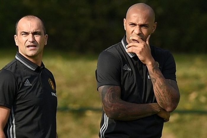 Thierry Henry (kanan) terlihat sudah memulai perannya sebagai asisten dari pelatih Belgia, Roberto Martinez, dalam sesi latihan tim di Neerpede, Belgia, Senin (29/8/2016) waktu setempat.